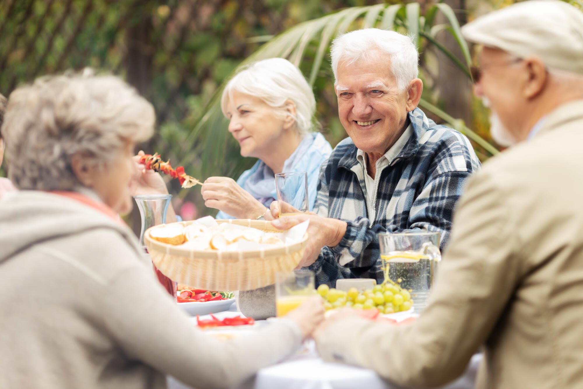 Group-of-senior-friends-eating-2